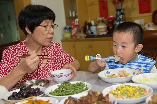 最新外婆，学习变化的力量与幽默人生的旅程